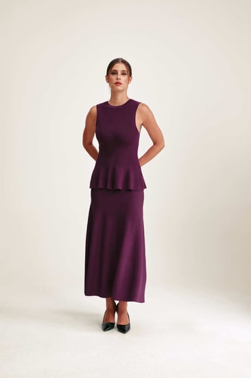 تنورة بقصة واسعة من أسفل