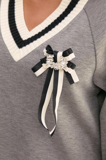 بلوزة ببروش مرصع بالكريستال