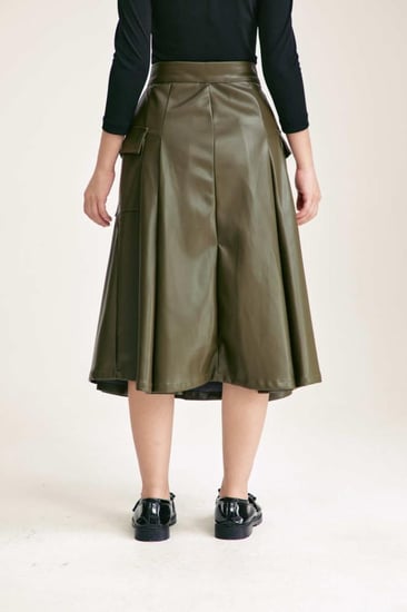 تنورة جلد بجيوب