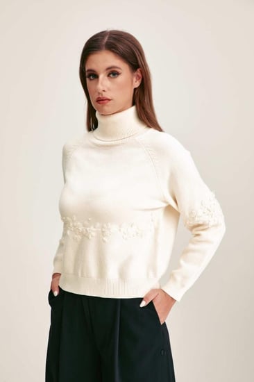 بلوزة محبوكة مطرزة بالورورد