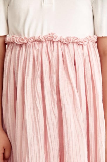 فستات بلا أكتاف مزين بكشكش