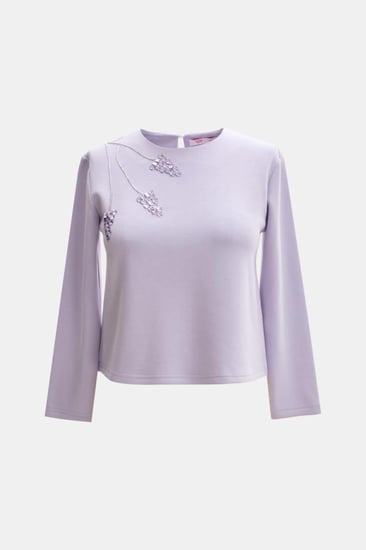 بلوزة بتفاصيل لامعة