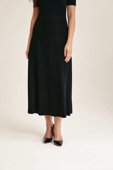 تنورة سوداء ميدي