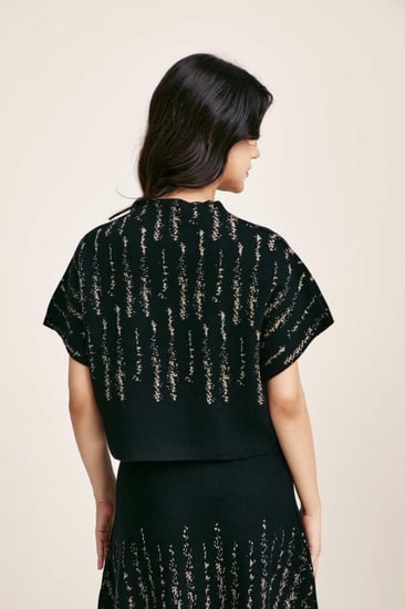 بلوزة بتفاصيل لامعة