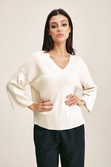 بلوزة واسعة بياقة V