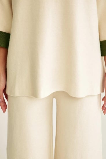 بلوزة بياقة عالية مزدوجة