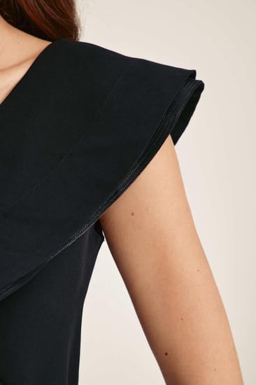 بلوزة مزينة بكشكش