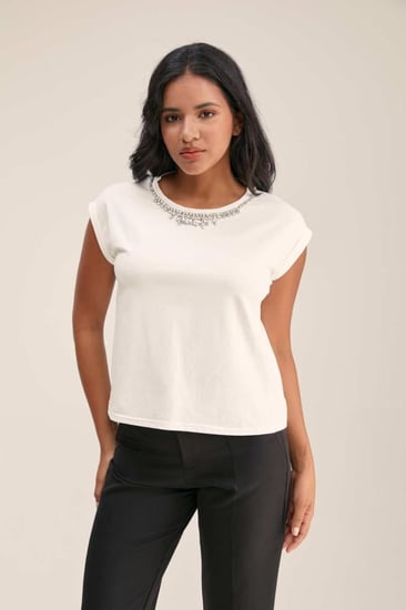 بلوزة بياقة مزينة بالكريستال