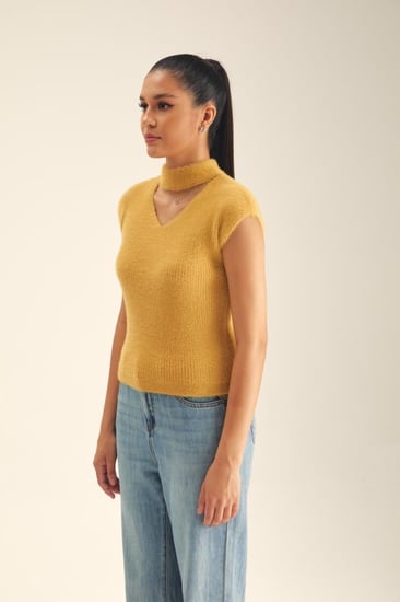 بلوزة بياقة مزينة بفتحة