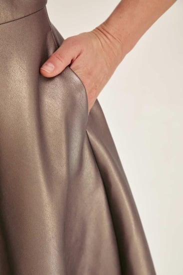 فستان جلد بأكمام قصيرة