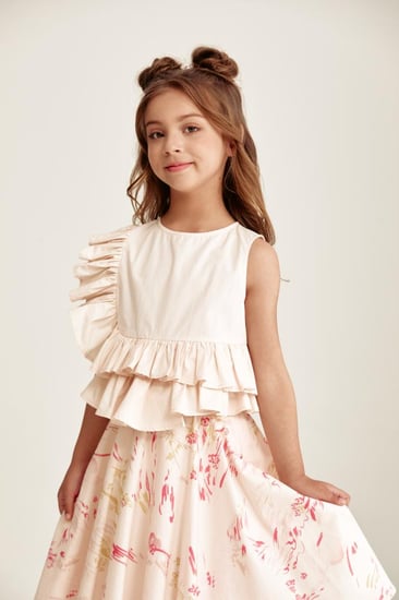 بلوزة بلا أكمام بتفاصيل كشكش