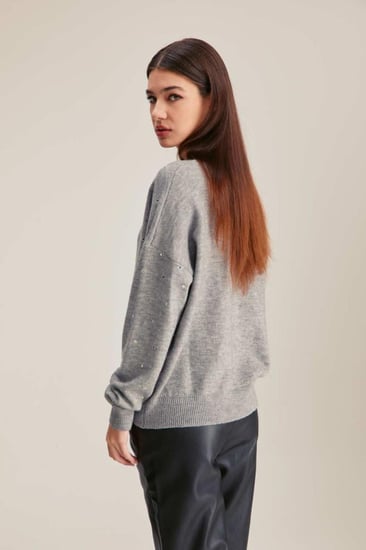 بلوزة محبوكة بتفاصيل لامعة