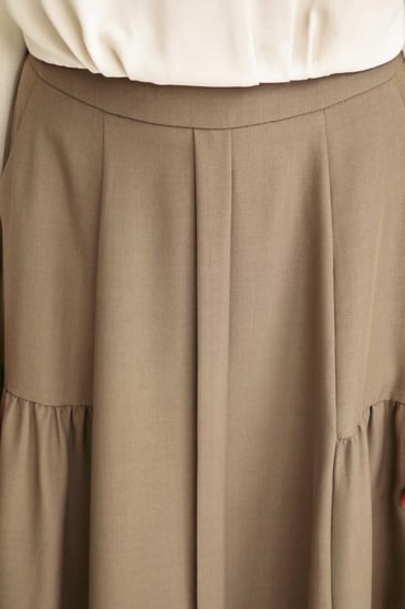 تنورة واسعة بطيات جانبية