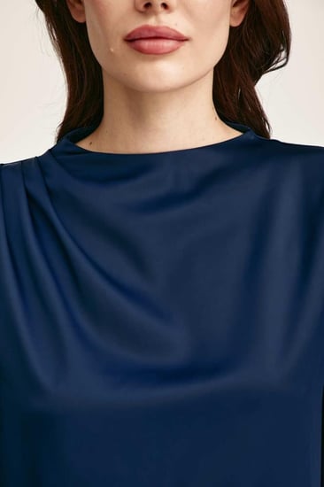 بلوزة بأكتاف بطيات