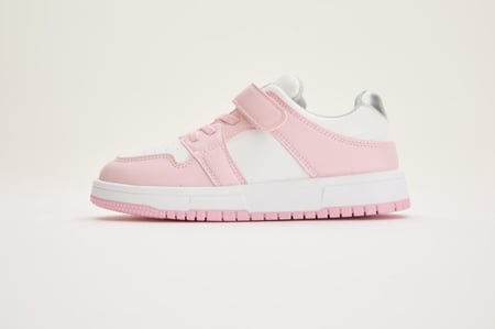 حذاء رياضي بشريط إغلاق