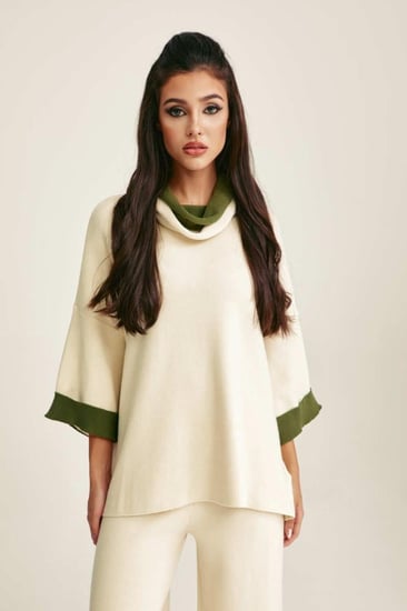 بلوزة بياقة عالية مزدوجة