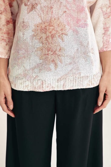 بلوزة موردة بقصة فضفاضة