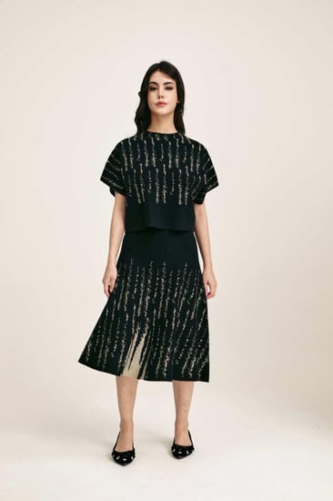 بلوزة بتفاصيل لامعة