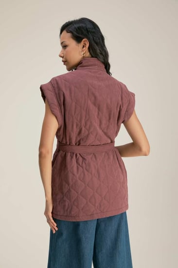 جاكيت مبطن بأكمام قصيرة