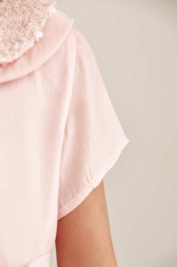 بلوزة بياقة ترتر شكل فيونكة