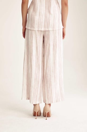 بنطلون مقلم بأرجل واسعة