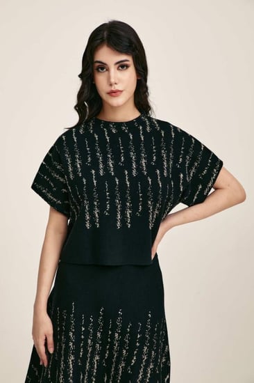 بلوزة بتفاصيل لامعة