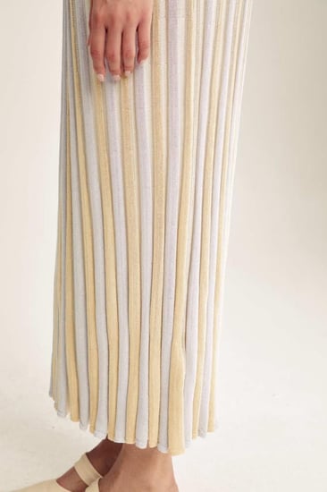 تنورة مقلمة بلمعة