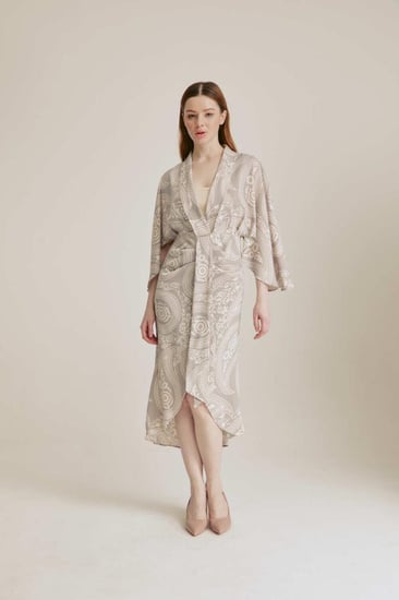 فستان مزين بنقشة بيزلي