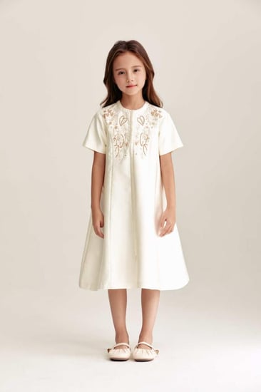 فستان بأكمام قصيرة مُطرز بالخرز