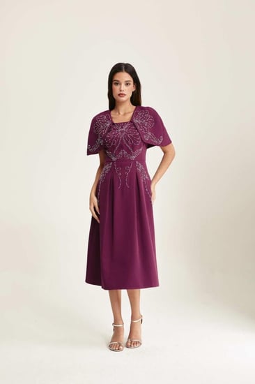 فستان بأكمام كيب مٌطرز بالخرز