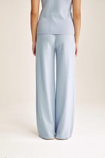 بنطلون محبوك بأرجل واسعة