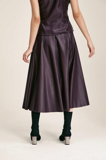 تنورة جلد بطيات