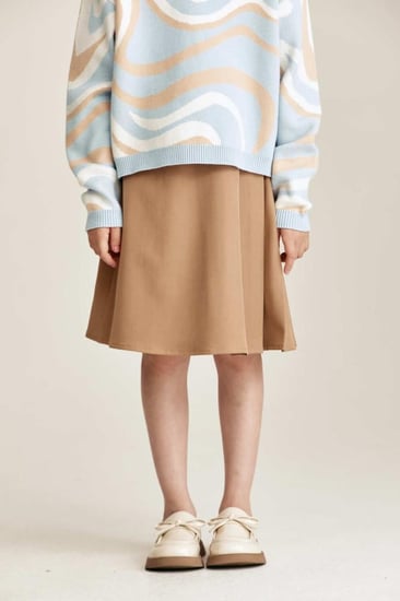 تنورة مُزينة بكسرات جانبية