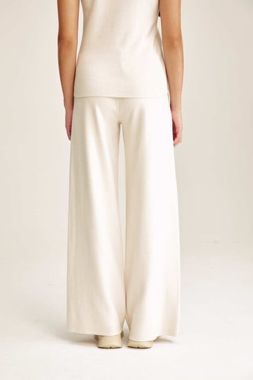 بنطلون محبوك بأرجل واسعة