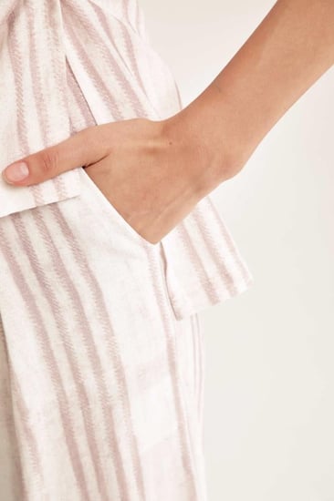 بنطلون مقلم بأرجل واسعة