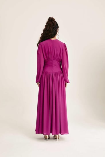 فستان بخصر ضيق وأكمام طويلة