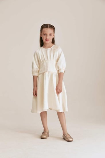 فستان مزين بورود بارزة