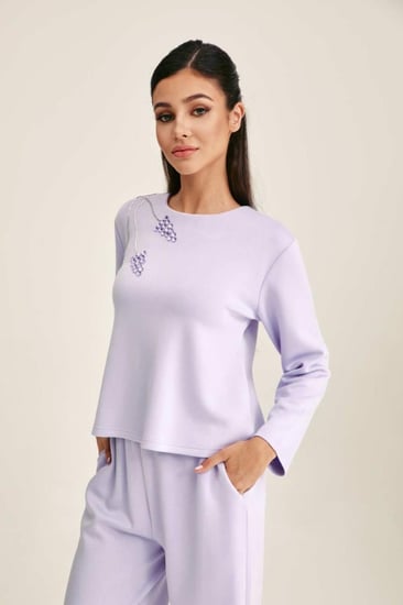 بلوزة بتفاصيل لامعة