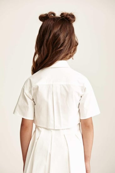 قميص مزين بأزرار لامعة