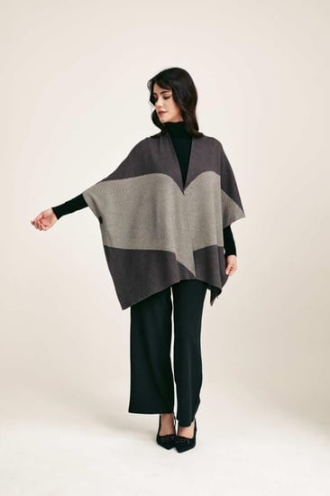 كيب بونشو بقصة فضفاضة