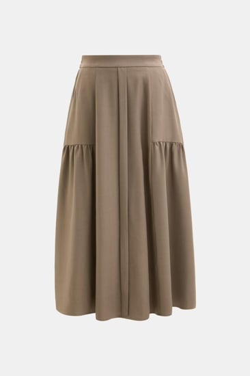 تنورة واسعة بطيات جانبية