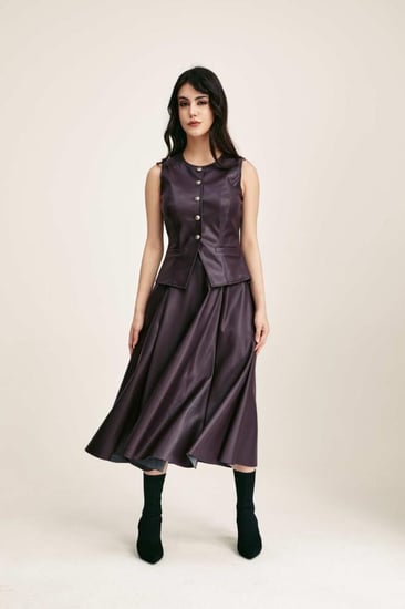 تنورة جلد بطيات