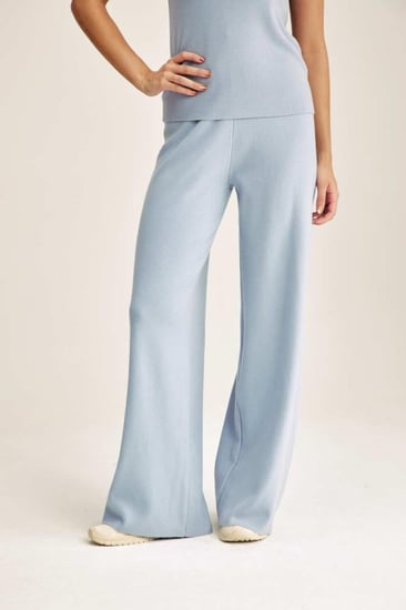 بنطلون محبوك بأرجل واسعة