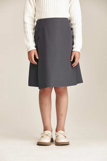 تنورة واسعة مزينة بأزرار