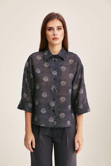 قميص منقط بأكمام متوسطة