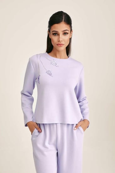 بلوزة بتفاصيل لامعة