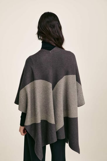 كيب بونشو بقصة فضفاضة