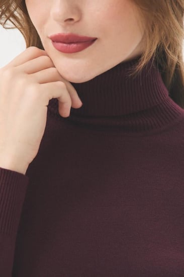 بلوزة بيسك بياقة عالية