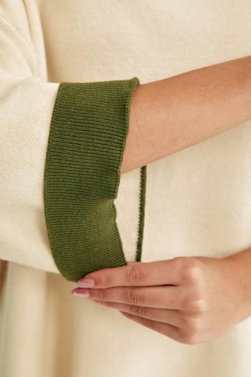 بلوزة بياقة عالية مزدوجة