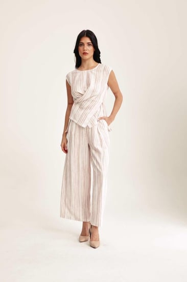 بنطلون مقلم بأرجل واسعة